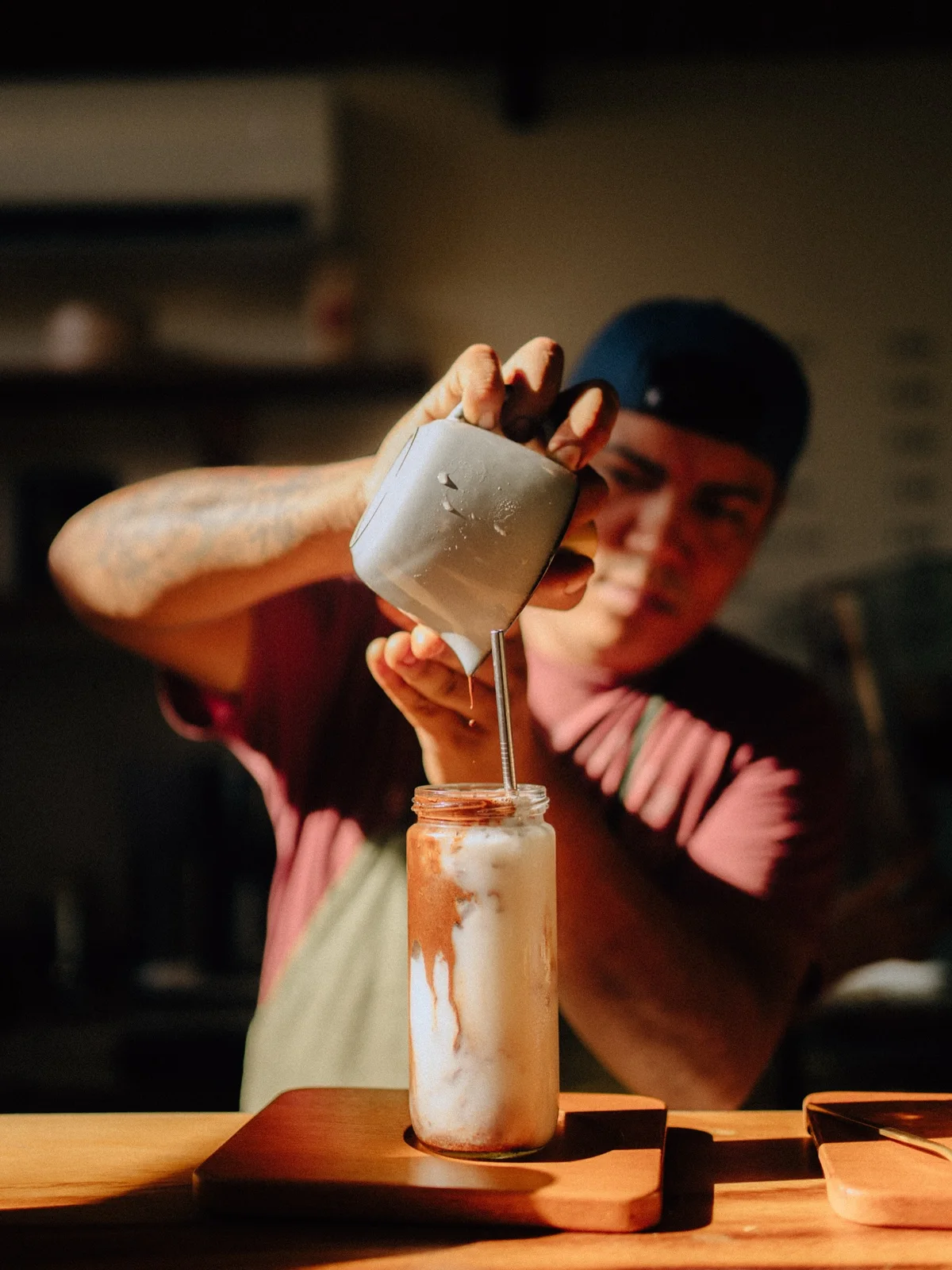 Barista de Mantarraya preparando una bebida, del Instagram de Mantarraya
